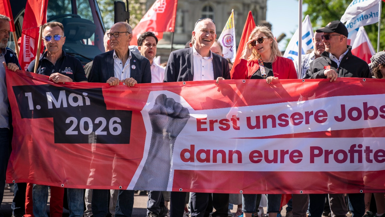 „Erst unsere Jobs, dann eure Profite“ – unter diesem Motto rufen Gewerkschaften in diesem Jahr zum 1. Mai auf. Am Tag der Arbeit demonstrieren wir gemeinsam für eine gerechte Arbeitswelt.