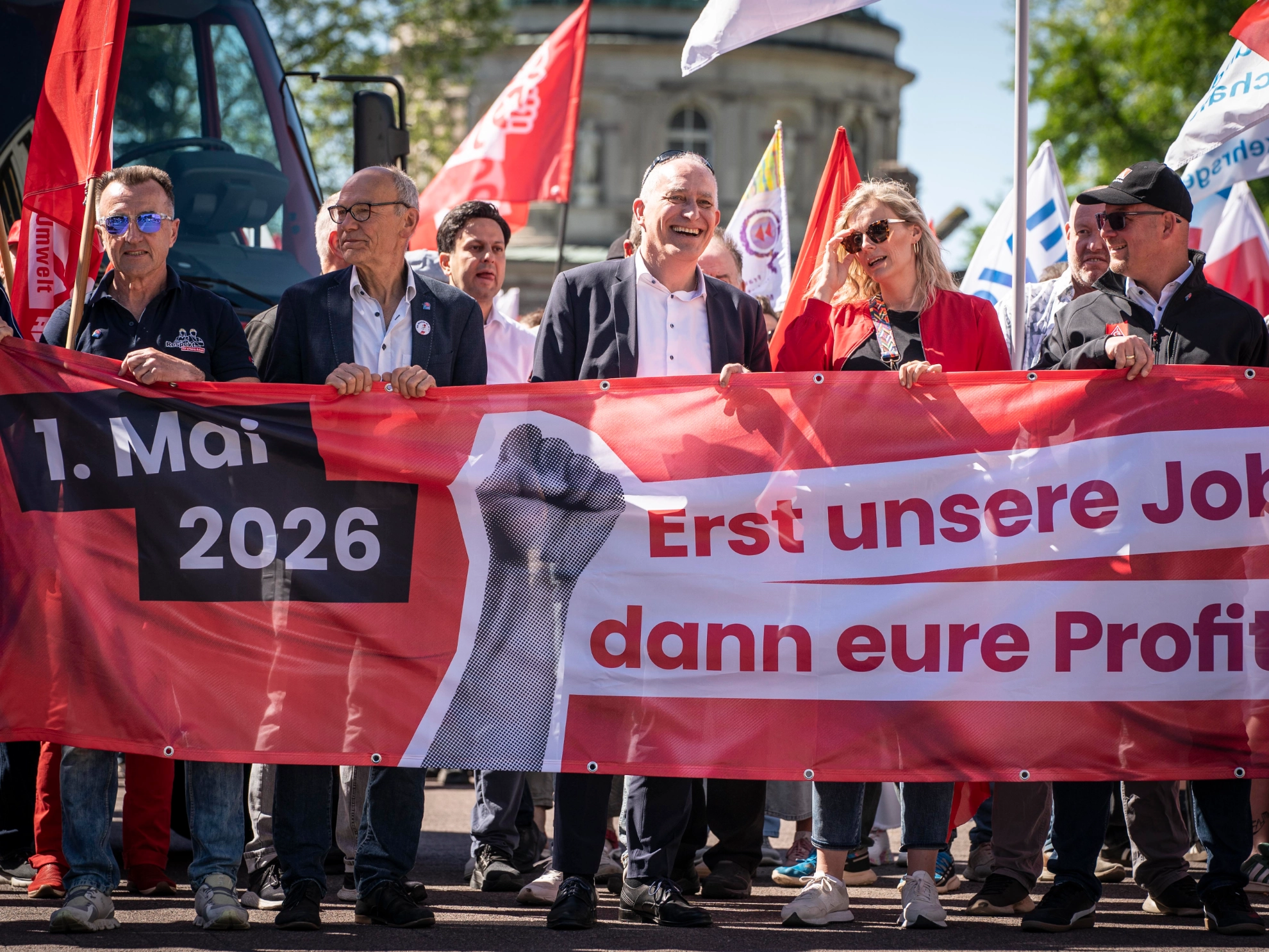 „Erst unsere Jobs, dann eure Profite“ – unter diesem Motto rufen Gewerkschaften in diesem Jahr zum 1. Mai auf. Am Tag der Arbeit demonstrieren wir gemeinsam für eine gerechte Arbeitswelt.