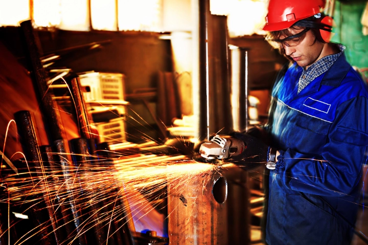 Metallarbeiten mit Winkelschleifer