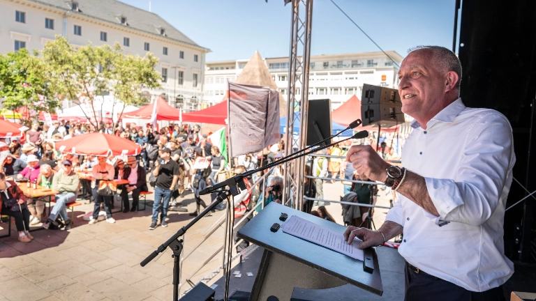 „Erst unsere Jobs, dann eure Profite“ – unter diesem Motto rufen Gewerkschaften in diesem Jahr zum 1. Mai auf. Am Tag der Arbeit demonstrieren wir gemeinsam für eine gerechte Arbeitswelt.