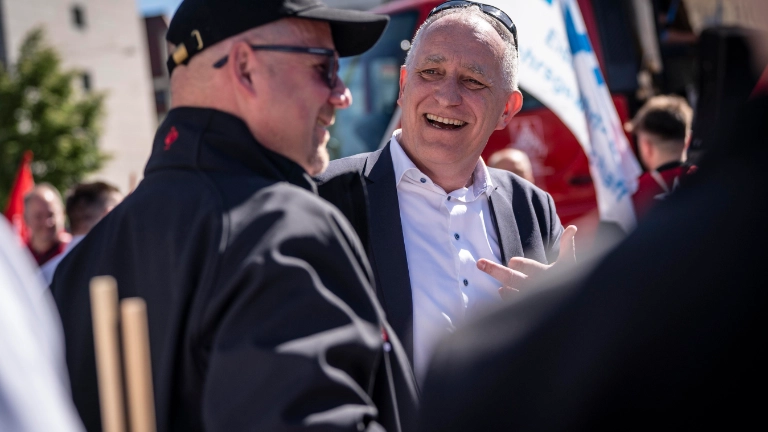 „Erst unsere Jobs, dann eure Profite“ – unter diesem Motto rufen Gewerkschaften in diesem Jahr zum 1. Mai auf. Am Tag der Arbeit demonstrieren wir gemeinsam für eine gerechte Arbeitswelt.